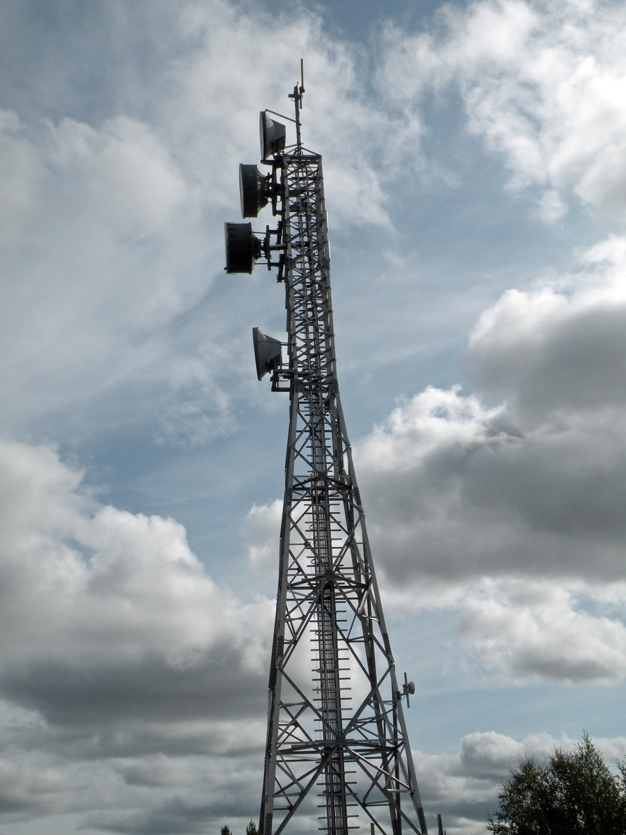 Kautokeino jernmast for radiolinjer. Masta representerer en type "Eiffeltårnmast", det vil si selvbærende uten bardunering, noe som forklarer at den kan stå midt i bebyggelsen i Kautokeino.