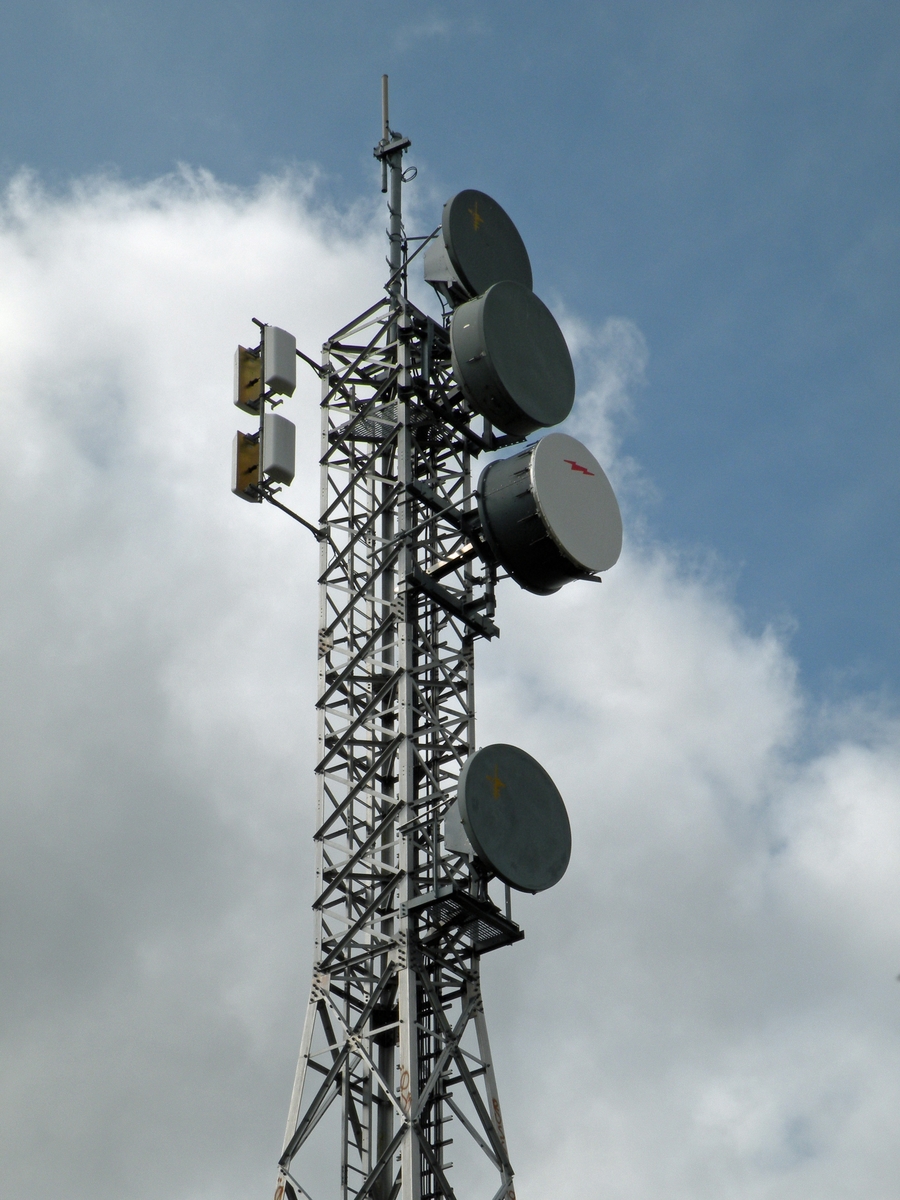 Kautokeino jernmast for radiolinjer. Masta representerer en type "Eiffeltårnmast", det vil si selvbærende uten bardunering, noe som forklarer at den kan stå midt i bebyggelsen i Kautokeino.