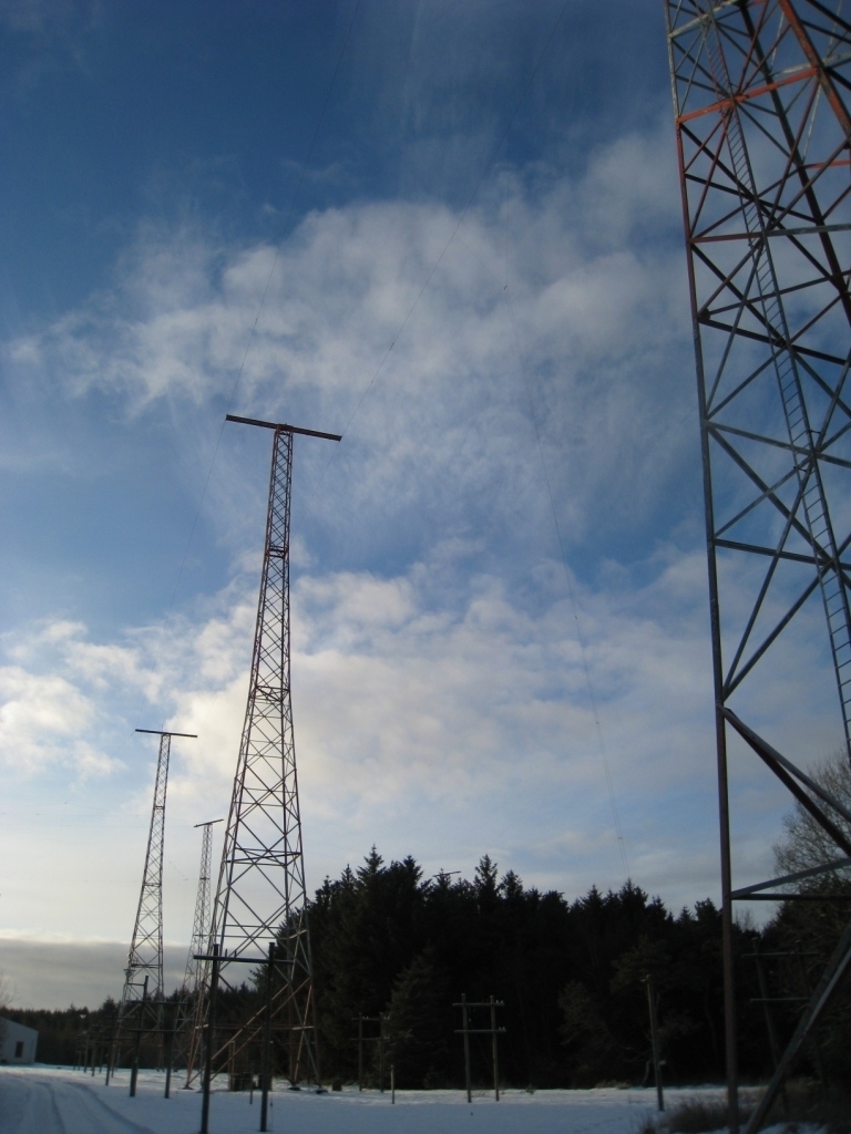 Anlegget består av 10 master ved senderstasjonen for Rogaland radio. Hver mast er ca 50 meter høy. Mastene bar retningsantenner for kortbølgesendere, dipole teppeantenner, og er plassert i et spesielt mønster for å dekke alle retninger. Trådene henger på kryss og tvers, og kan på avstand minne om nettet i et fiskegarn.