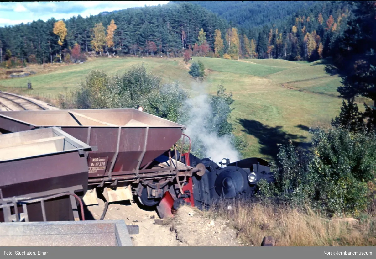 Avsporet damplokomotiv type 21e nr. 207 med pukktog ved Lia, km 101,35, mellom Kongsberg og Lampeland