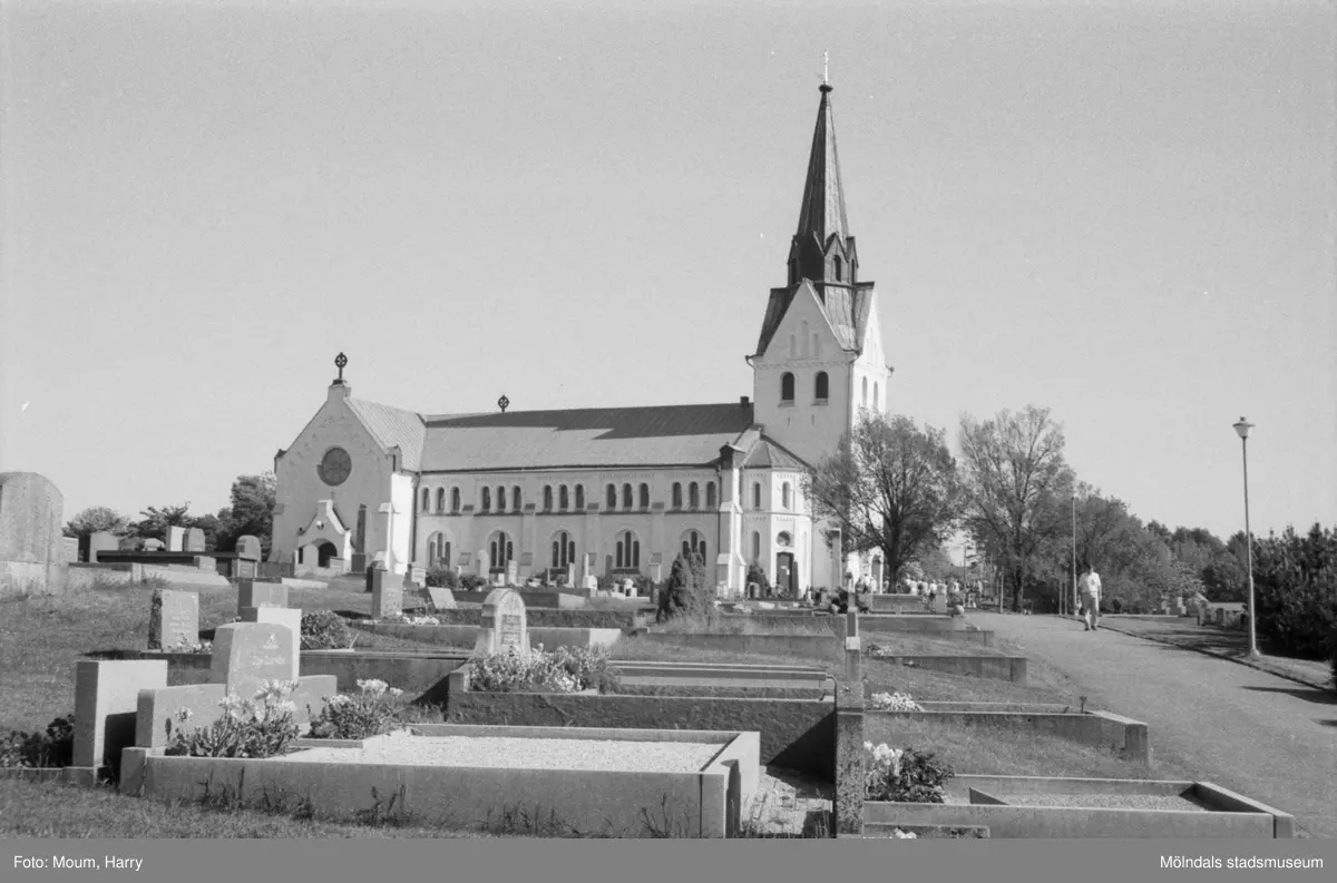 Kyrkogårdsvandring vid Lindome kyrka, år 1985.

För mer information om bilden se under tilläggsinformation.