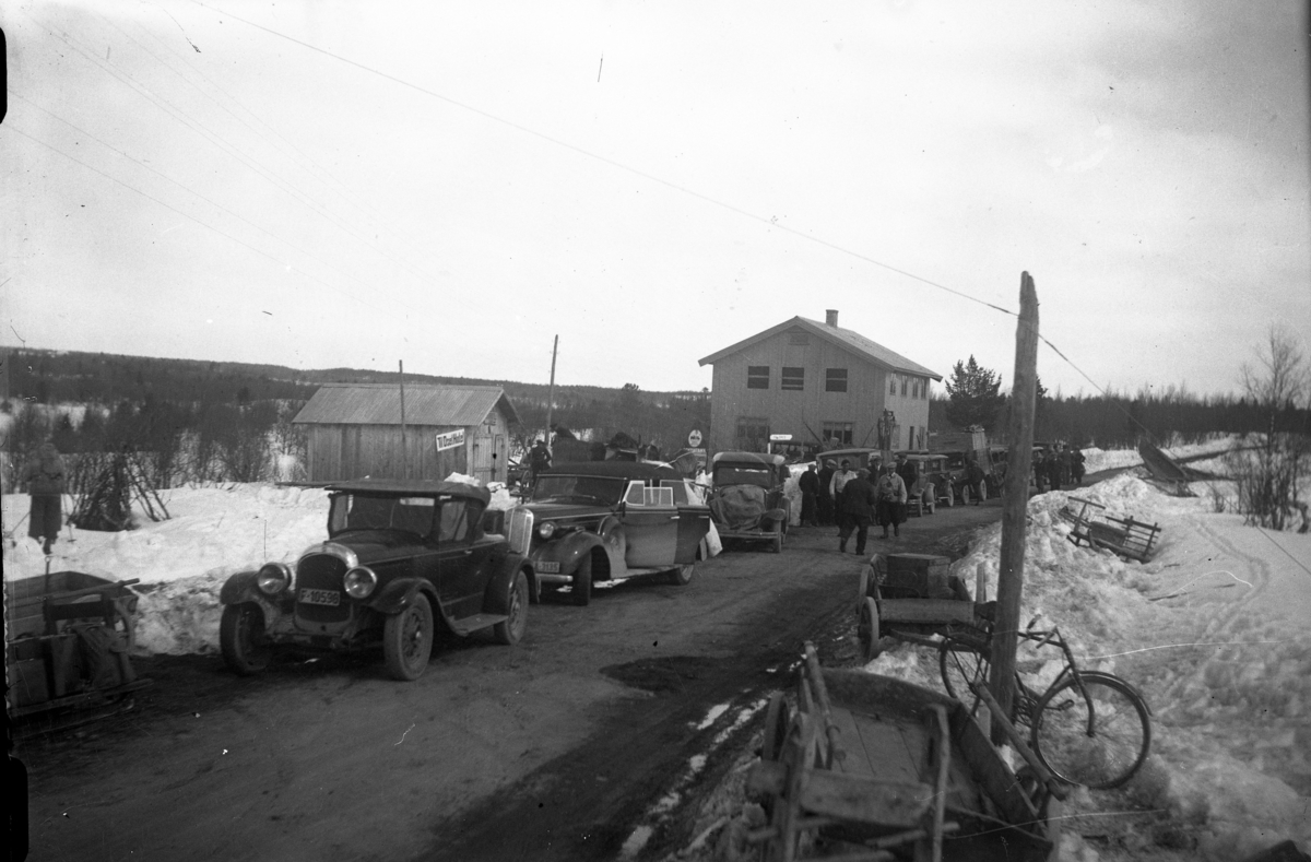 Påsketrafikk på Fjellheim.
Påsketrafikk i 1937. Bilane fremst er F-10596 Roadseter frå siste del av 20-talet av ukjent merke, bak den A-3135 Buick 1936 convertible sedan.