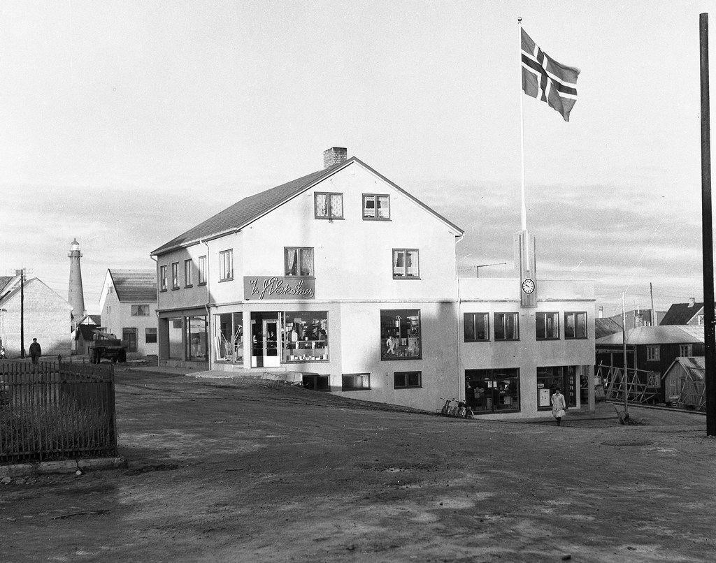 AS J.P. Skotnes forretningbygg, under innvielse 8.november 1954.