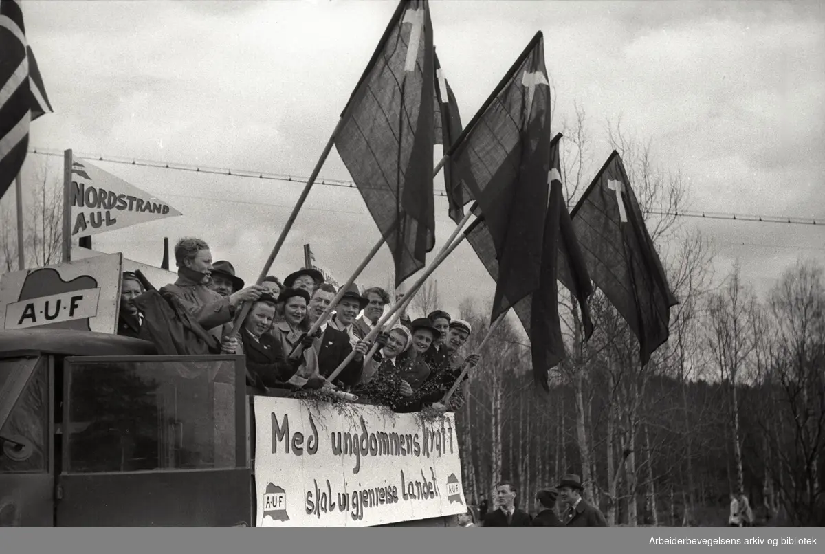 1. mai 1947, stevne på Ekeberg. Parole: Med ungdommens kraft skal vi gjenreise landet AUF Nordstrand AUL.