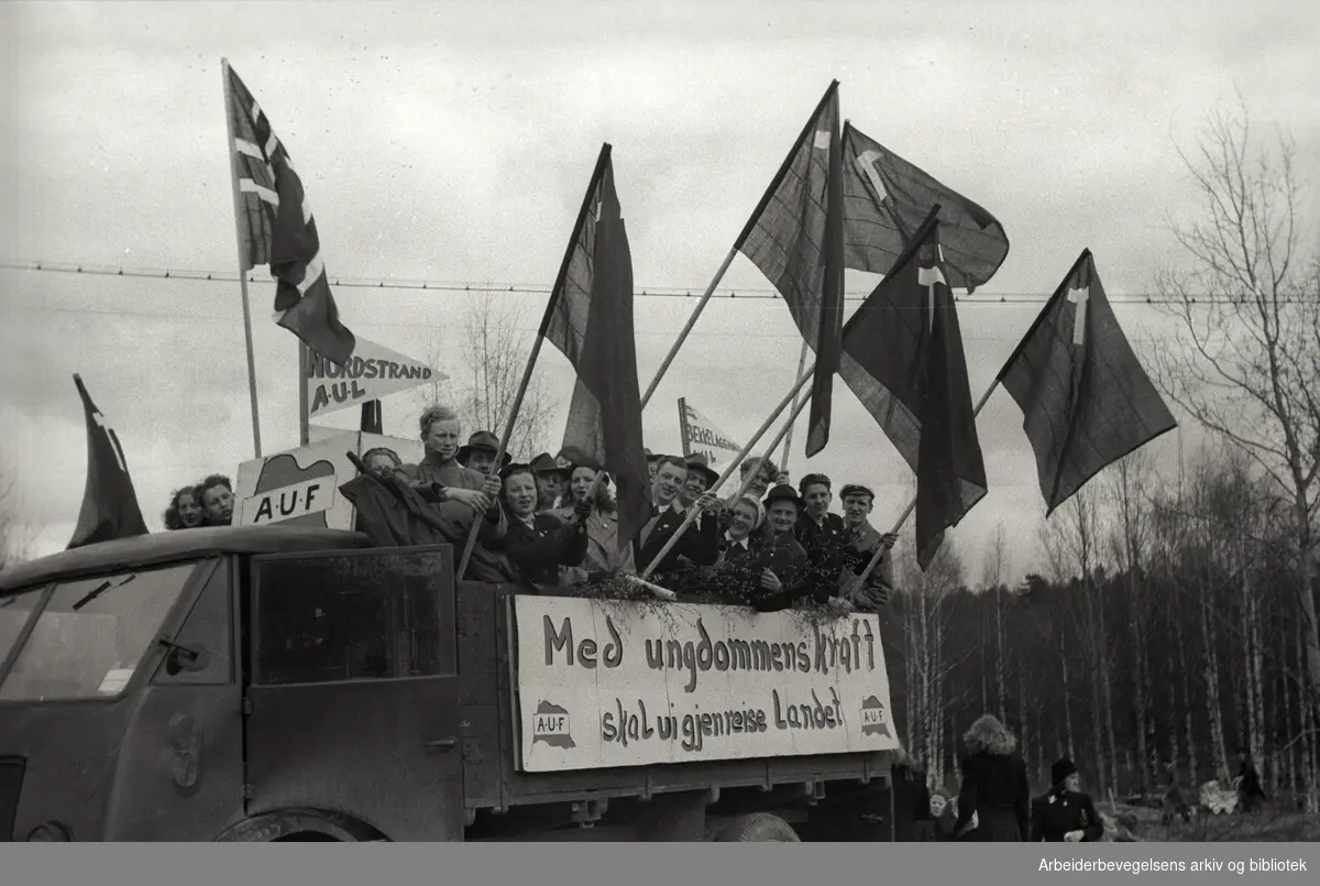 1. mai 1947, stevne på Ekeberg. Parole: Med ungdommens kraft skal vi gjenreise landet AUF Nordstrand AUL.