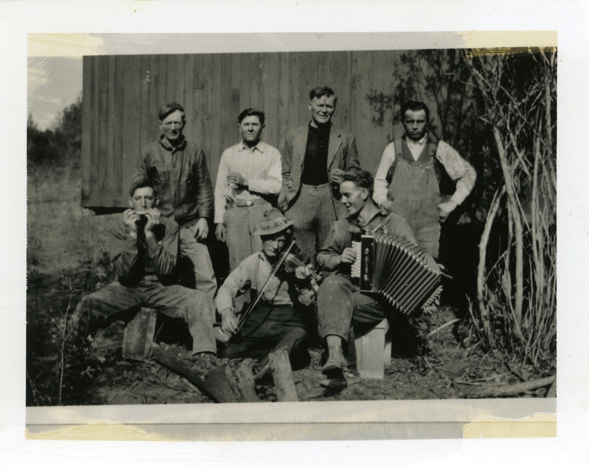 Fergearbeidere i Canada rundt 1929. Musikantene er fra venstre: halvard Skaar, Halvard Hagen og Halvar Myrheim, alle fra Skrautvål. Bak står (fra venstre) Nils Bondli, 2 tsjekkere og Anders Goflebakke