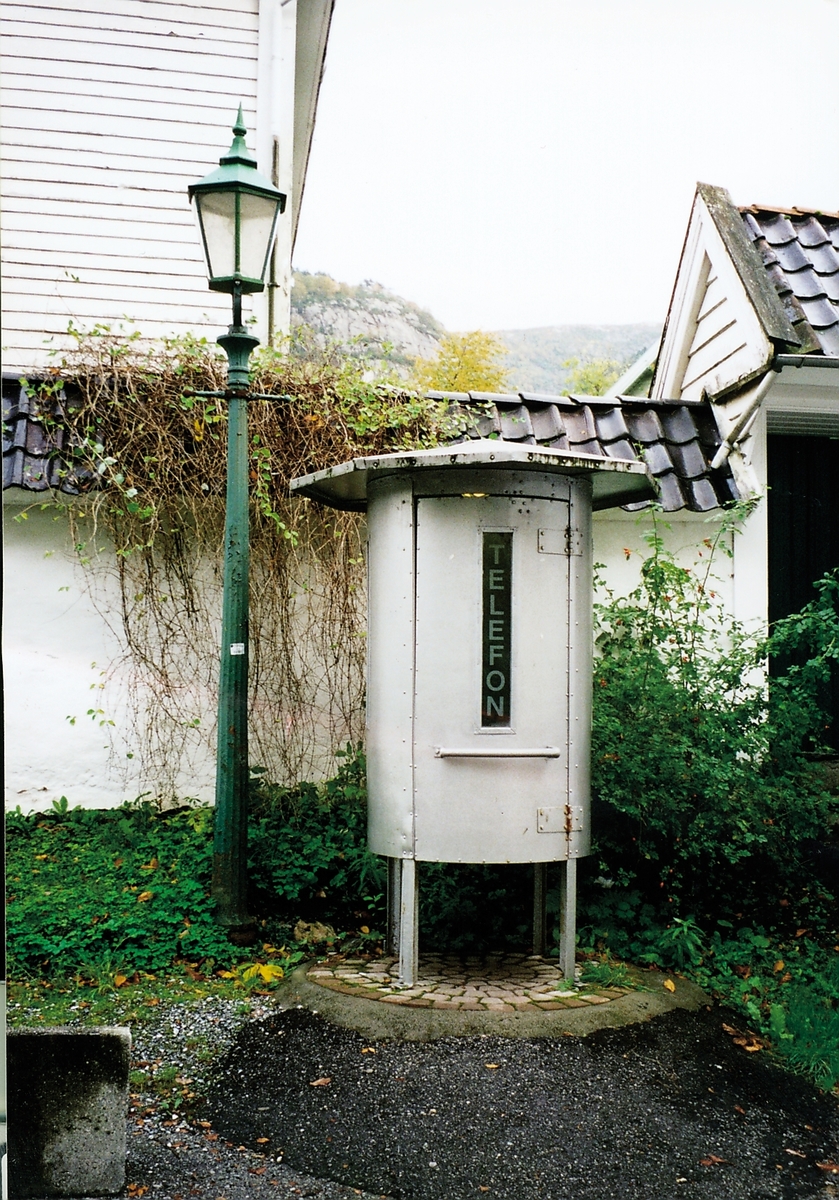 Kiosken har tilhørt Bergen telefonkompagni. Den er flyttet til Gamle Bergen. Denne kiosktypen ble utformet som en rund metallboks av eloksert aluminium med fire bein, og var åpen nederst. Kiosken fikk kallenavnet "Sputnik", og var tilpasset lokale forhold, var regnet som vedlikeholdsfri, og skulle motstå hærverk. De føste eksemplarene ble satt ut på slutten av 1930-tallet. Seks stykker var i bruk i 1941.
