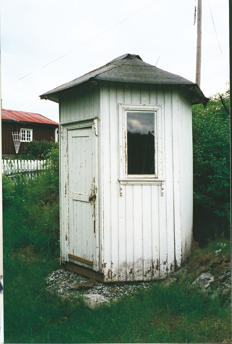 Nesodden telefonkiosk, en sekskantet paviljong i sveitsertstil, bygget i tre. Det var typisk at i slike landlige strøk kunne de private telefonselskapenes kiosker være unikt utformet. Kiosken var  tilknyttet den manuelle telefonsentralen på stedet.