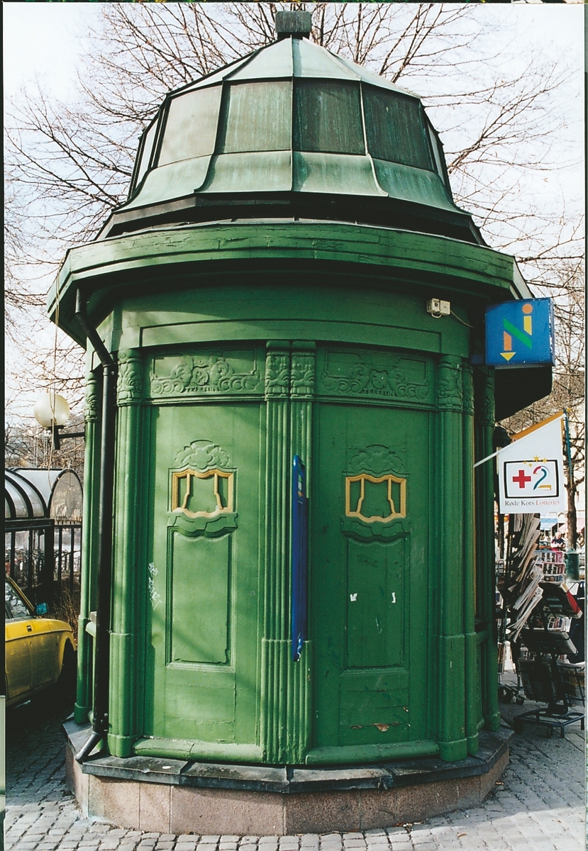 Narvesens aviskiosk i krysset Karl Johans gate og  Rosenkrantzgate, Studenterlunden i Oslo.