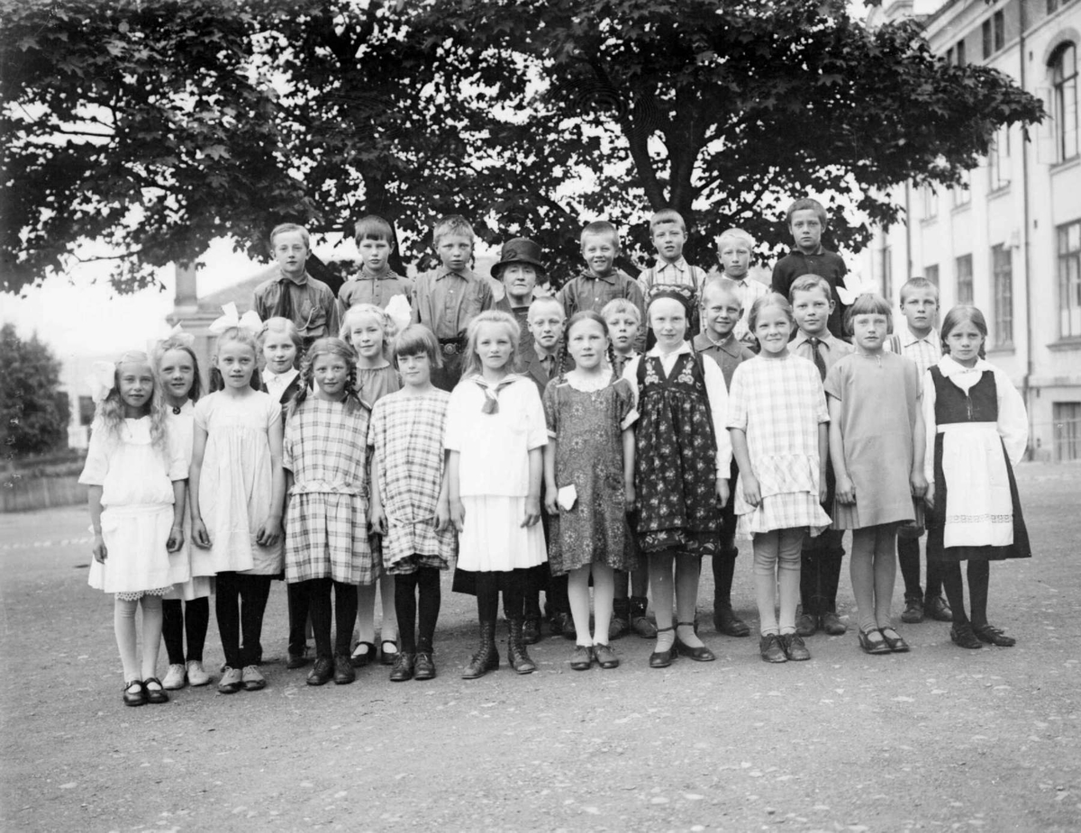 Klassebilde. Lillehammer folkesskole 7B og 4B 1925. Lærer og elever.