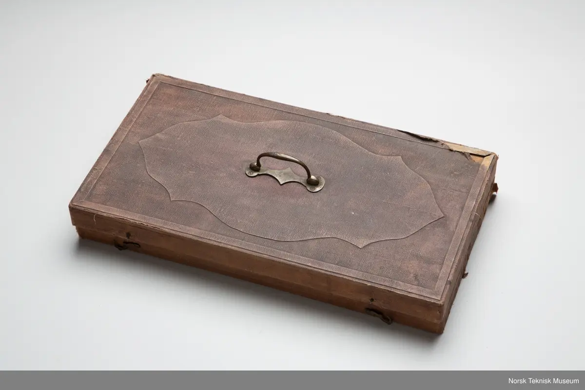 Ni deler av ulike termometer og pipetter i ulik  størrelse. I eske.