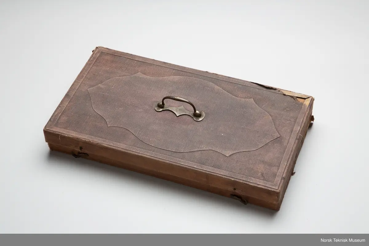 Ni deler av ulike termometer og pipetter i ulik  størrelse. I eske.