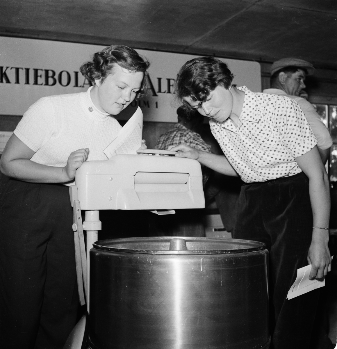 Hushållningssällskapet - utställning i Alunda, Alunda socken, Uppland, juli 1952