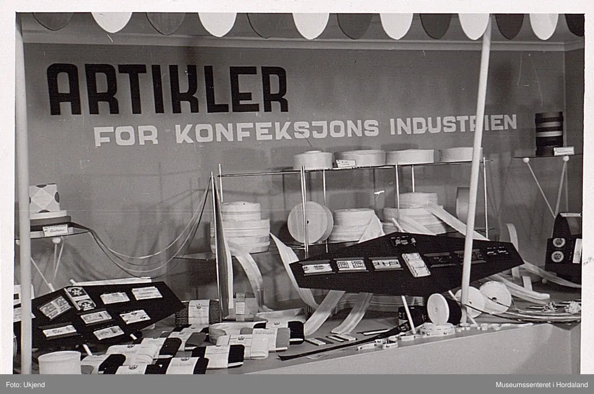Utstilling av produkt frå Trengereid Fabrikker, 1956.