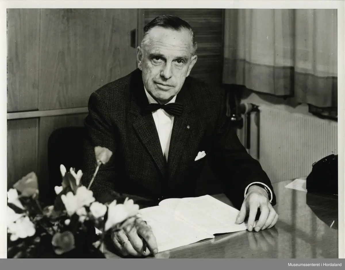 Portrett av Gregor Rasmussen, adm. dir. 1950-73, på kontoret.