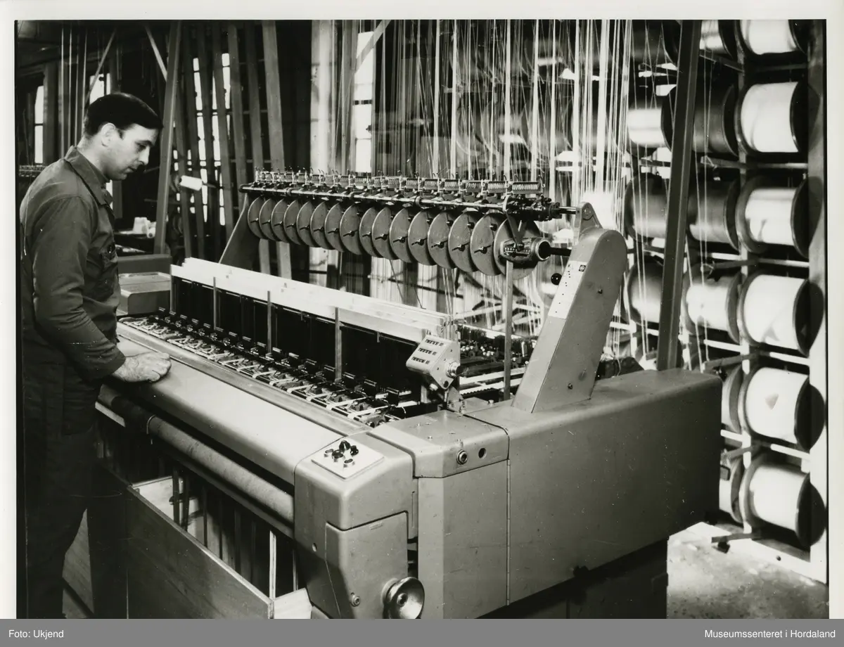 Arbeidarar i produksjonslokala til Trengereid Fabrikker, truleg på seint 1960-tal. Fotografiet viser nye nålestolar innkjøpt i 1969.