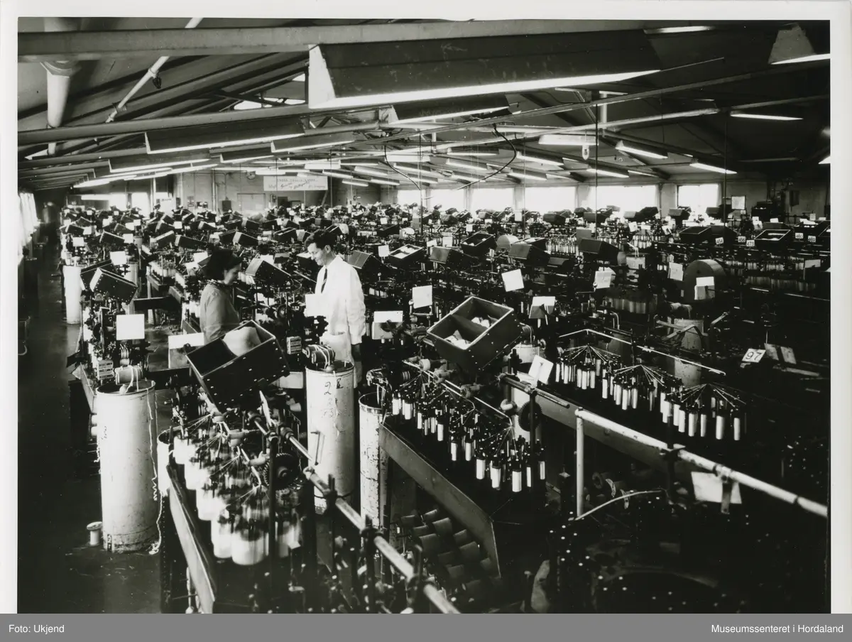 Arbeid i produksjonslokala ved Trengereid Fabrikker, truleg ca. 1960-talet.