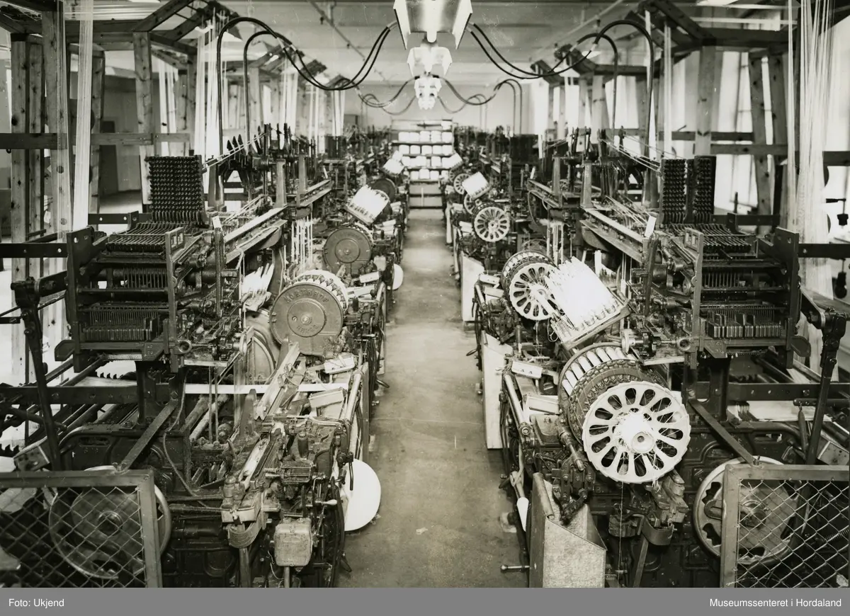Arbeid i produksjonslokala ved Trengereid Fabrikker, truleg ca. 1960-talet.