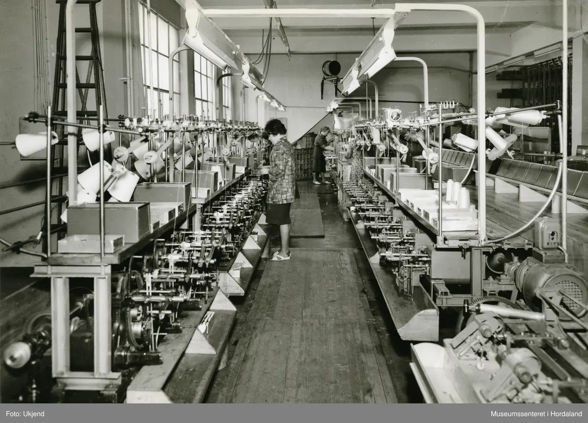 Produksjonslokala ved Trengereid Fabrikker, truleg ca. 1960-talet.
