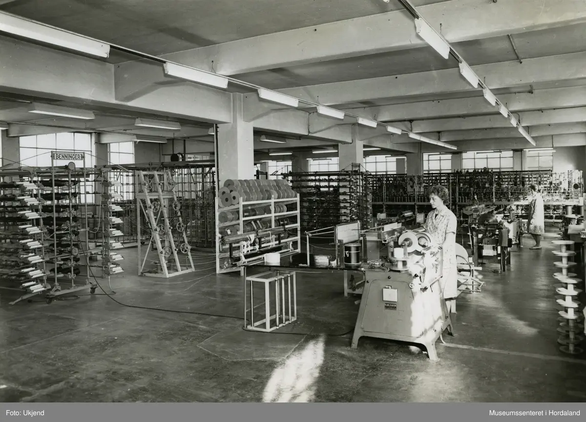 Arbeid i produksjonslokala ved Trengereid Fabrikker, truleg ca. 1960-talet.