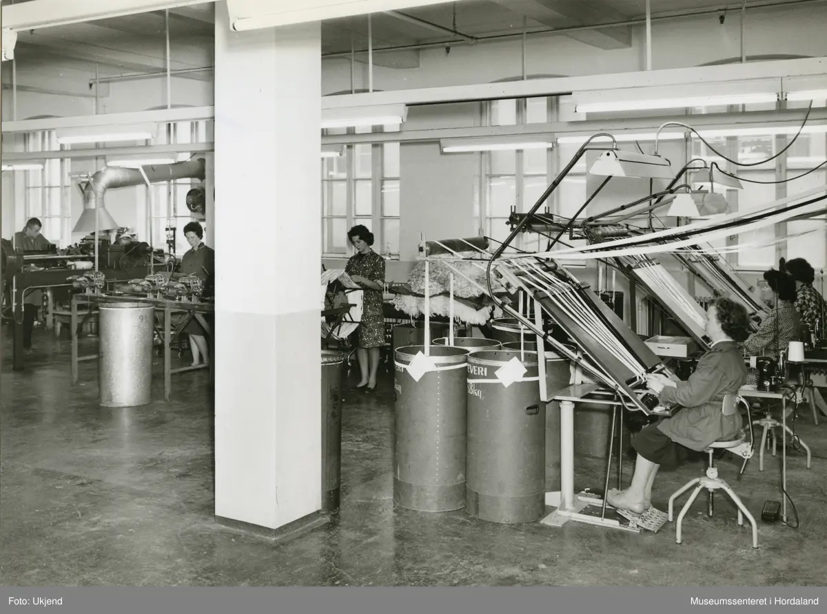 Arbeid i produksjonslokala ved Trengereid Fabrikker, truleg ca. 1960-talet.