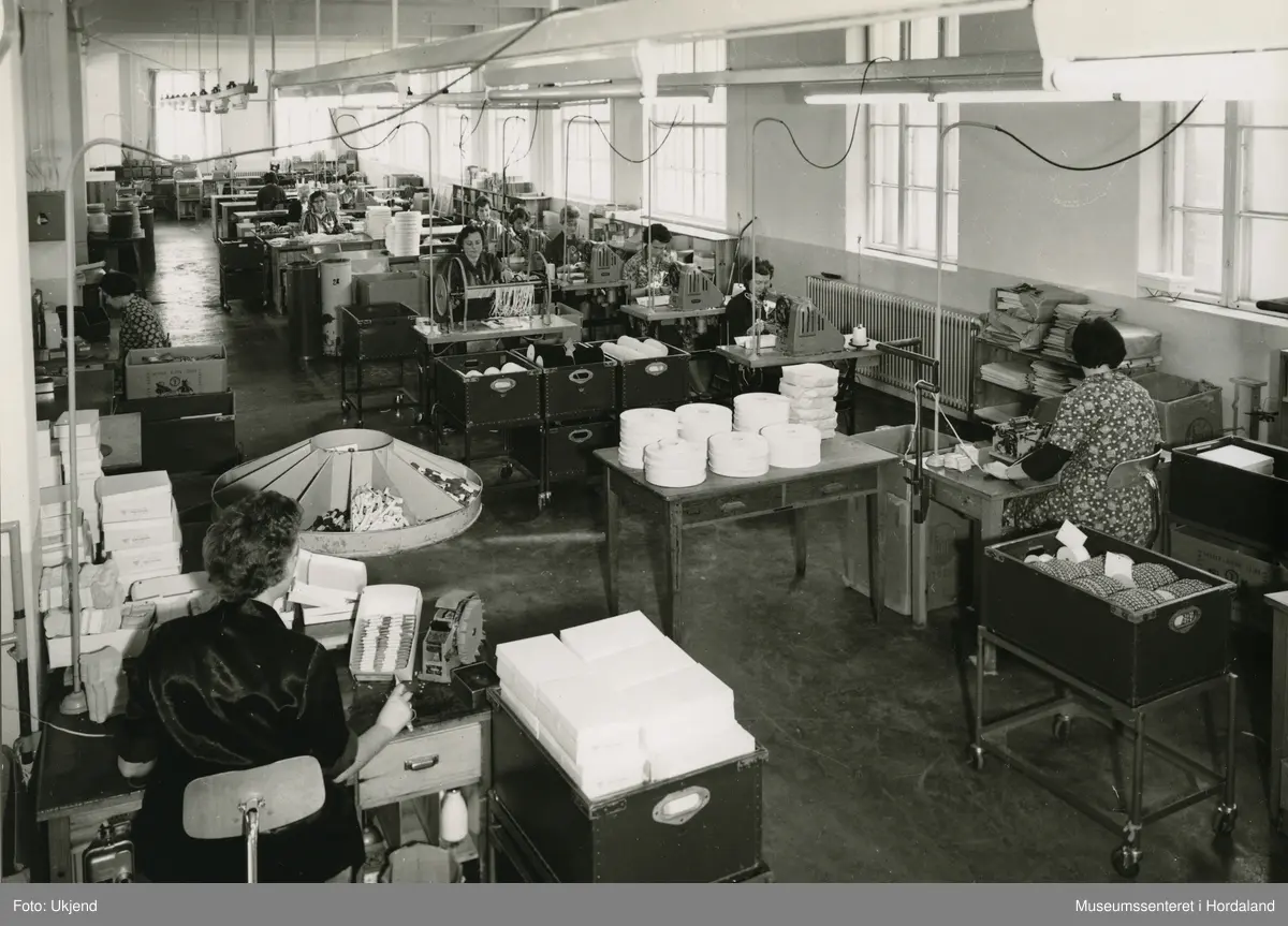 Arbeid i produksjonslokala ved Trengereid Fabrikker, truleg ca. 1960-talet.