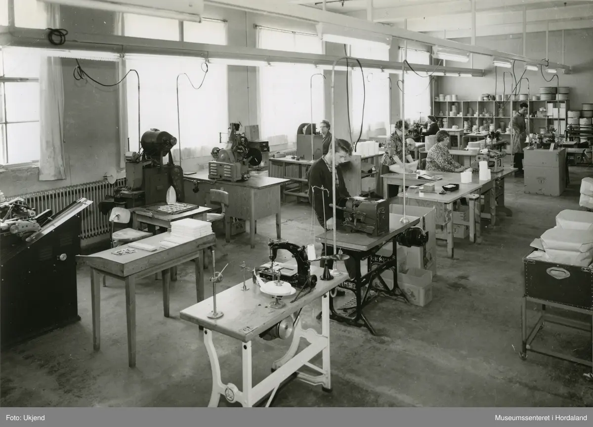 Arbeid i produksjonslokala ved Trengereid Fabrikker, truleg ca. 1960-talet.