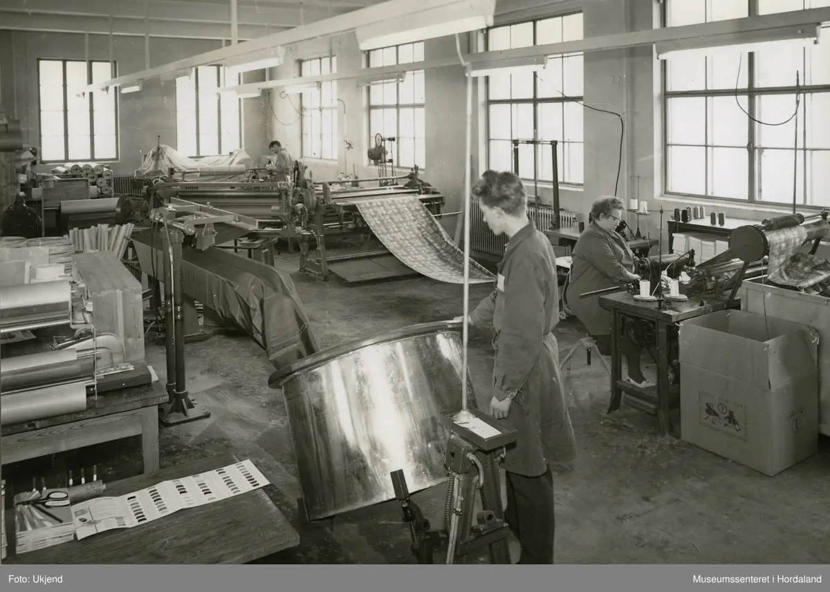 Arbeid i produksjonslokala ved Trengereid Fabrikker, truleg ca. 1960-talet.