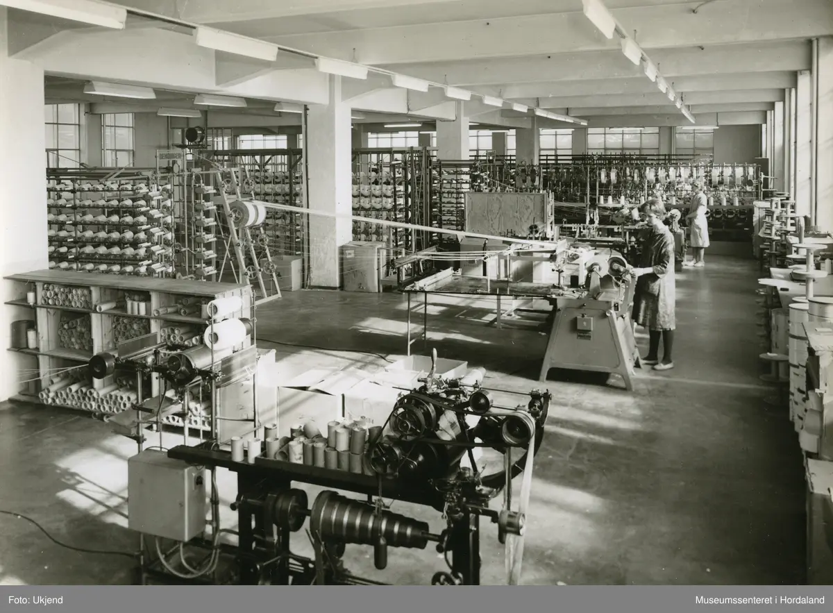 Ulike ledd i produksjonen ved Trengereid Fabrikker, truleg ca. 1950-52.