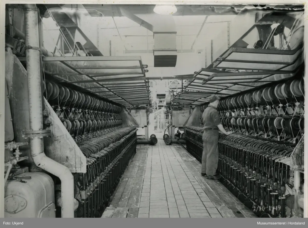 Ulike ledd i produksjonen ved Trengereid Fabrikker, truleg ca. 1950-52. Kontroll av band.