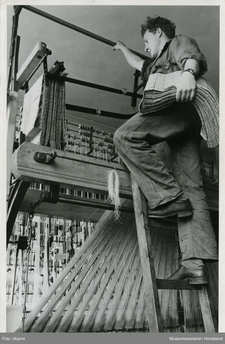 Ulike ledd i produksjonen ved Trengereid Fabrikker, truleg ca. 1950-52. Skifting av hullkort.