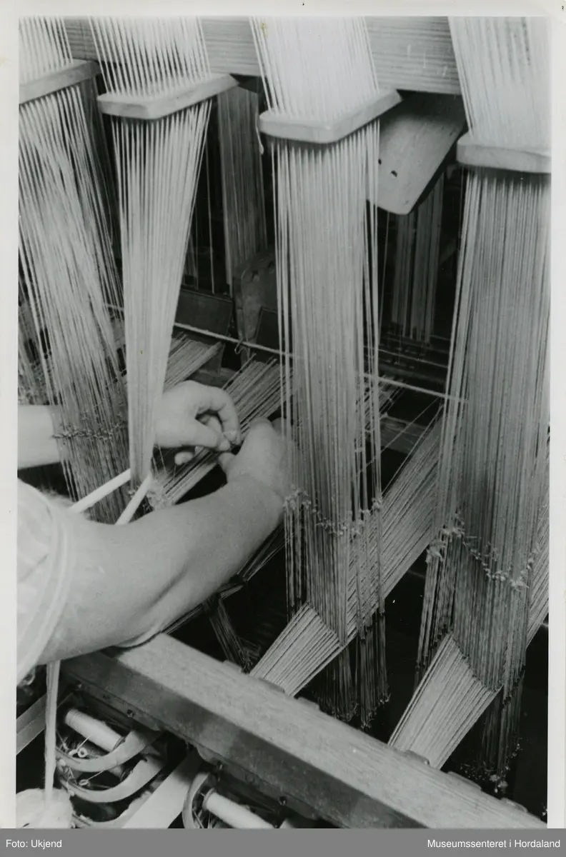 Ulike ledd i produksjonen ved Trengereid Fabrikker, truleg ca. 1950-52. Knyting av tråd.