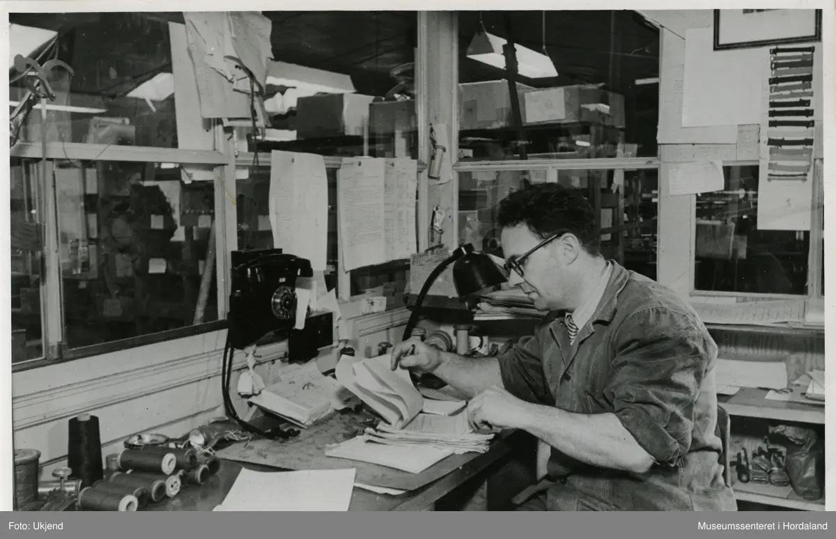 Kontormiljø på Trengereid Fabrikker, truleg ca. 1950-52.