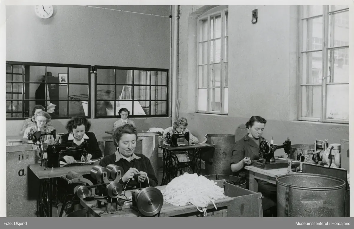 Ulike ledd i produksjonen ved Trengereid Fabrikker, truleg ca. 1950-52: kvinner på sysal.
