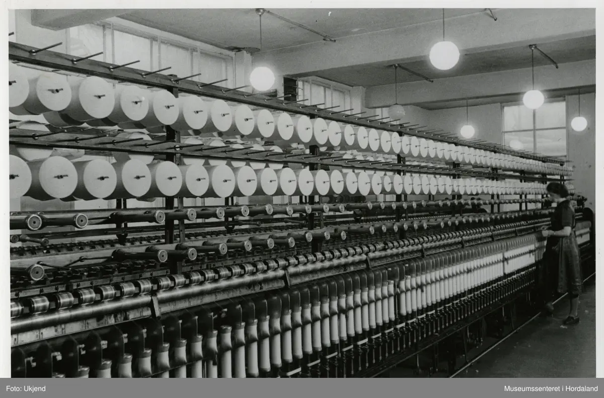 Ulike ledd i produksjonen ved Trengereid Fabrikker, truleg ca. 1950-52: kvinne ved spolemaskin