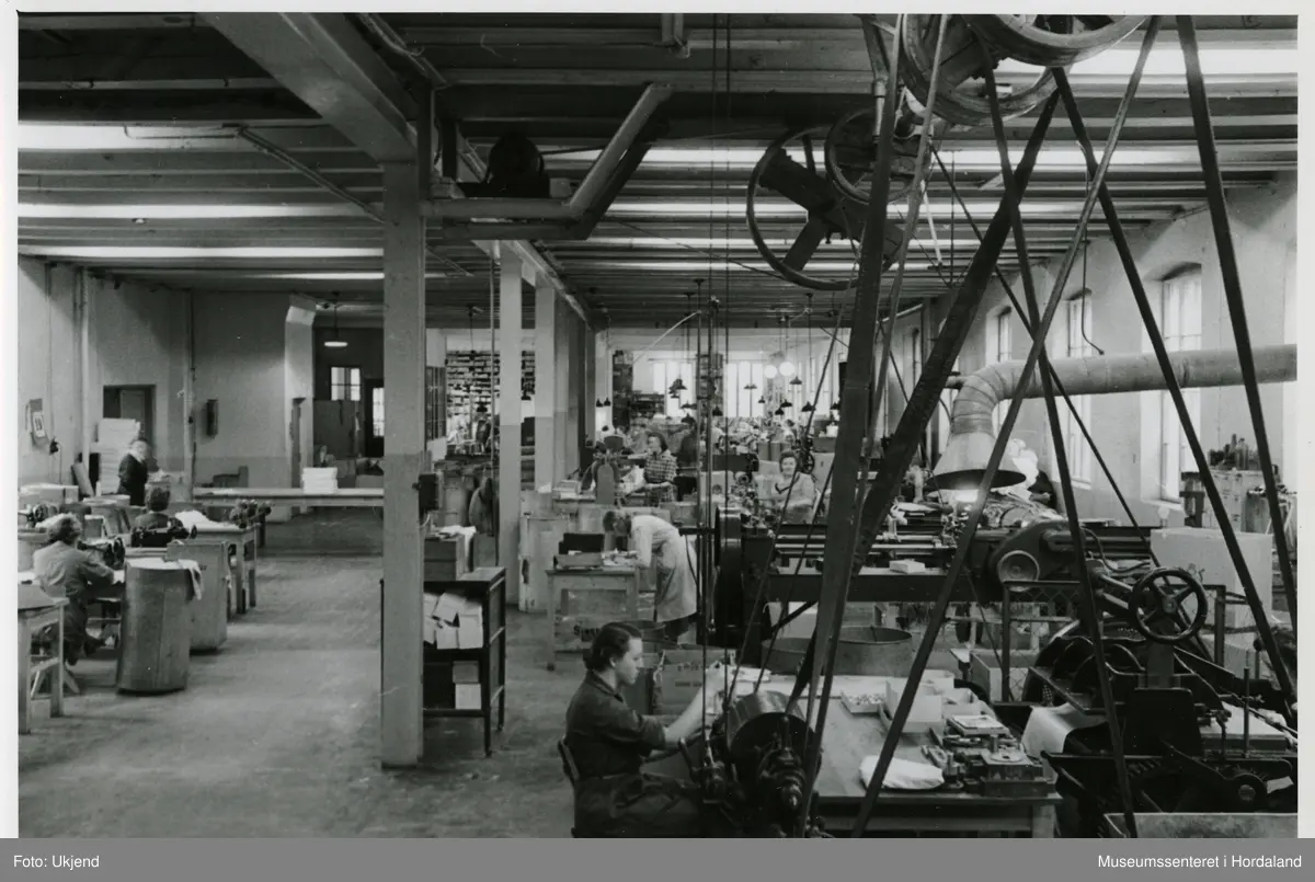 Ulike ledd i produksjonen ved Trengereid Fabrikker, truleg ca. 1950-52.