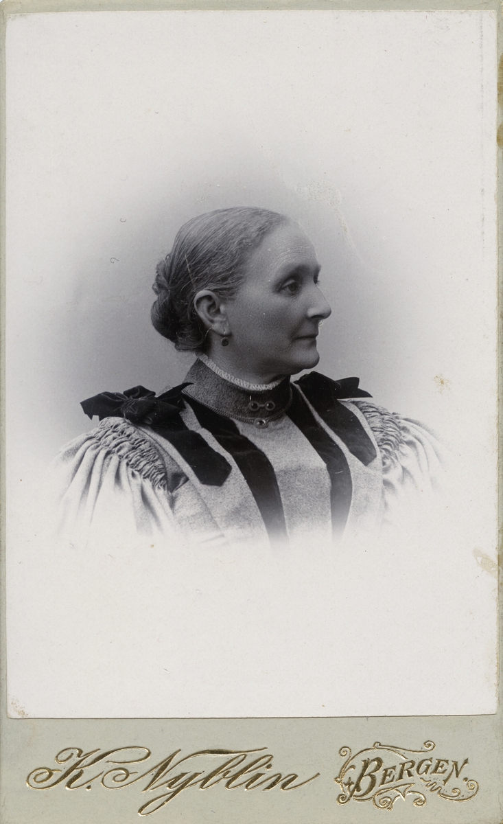 Studioportrett av Caroline Jebsen, f. Hammer.
