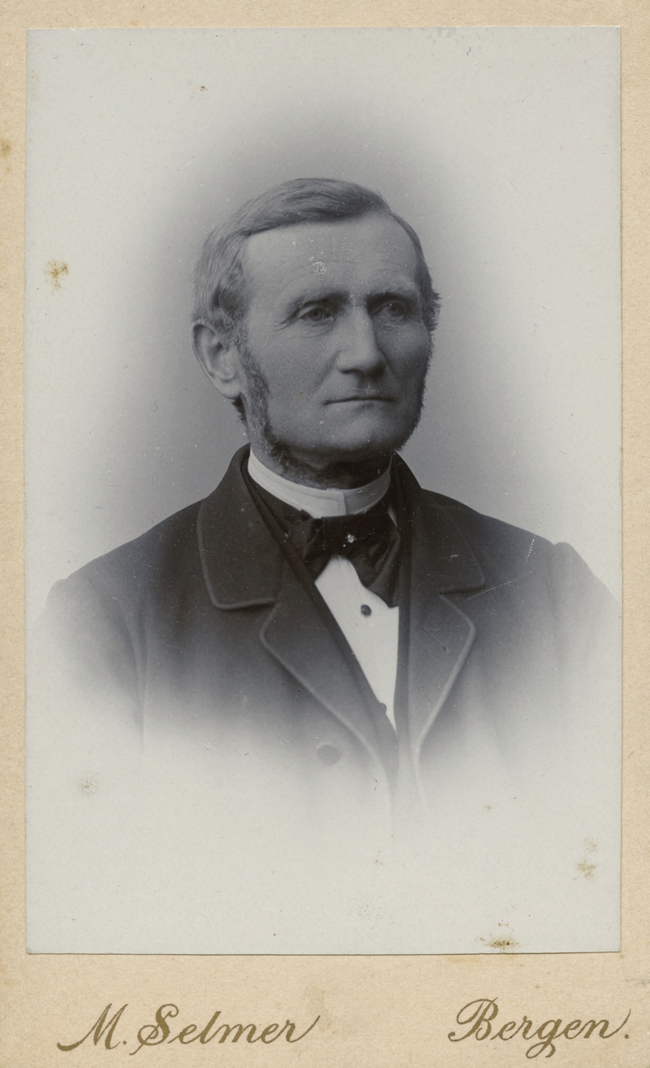 Studioportrett av Johan Jebsen.
