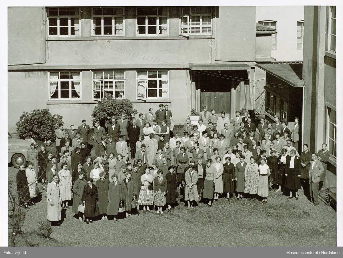 Ein del av arbeidarane på Trengereid Fabrikker, avd. Solheim i 1955.