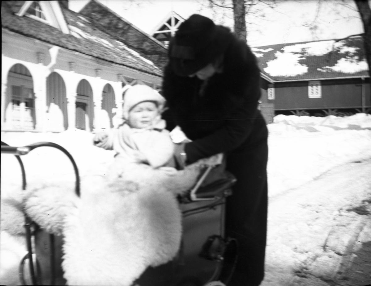 Fotoarkivet etter Gunnar Knudsen. Ant. Gudrun Cappelen født Knudsen med sønnen Erik Johan, født 1936. Bildet er tatt i gårdsrommet på Borgestaad Gård.