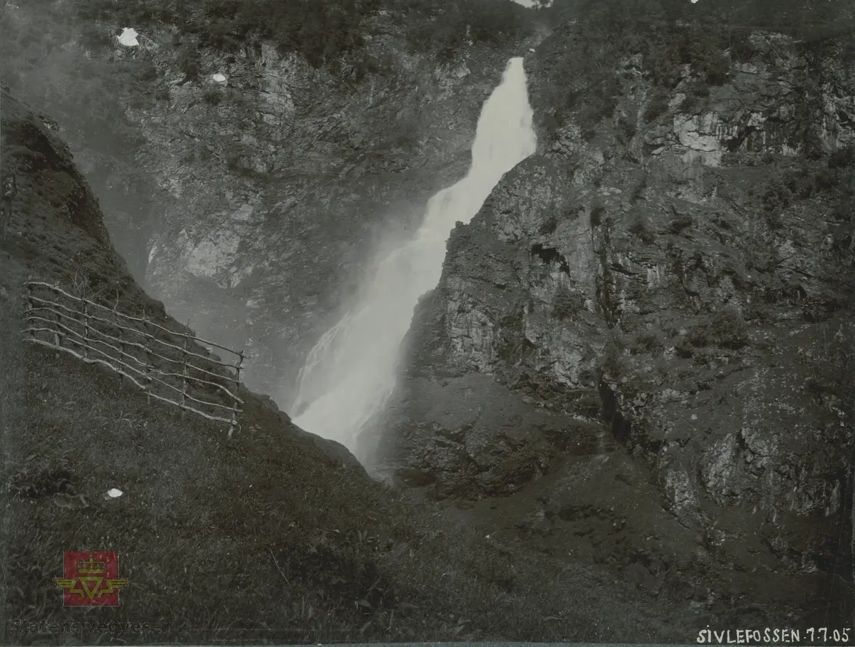 Album fra 1903-1908. Sivlefossen 07-07-1905. Stupbratte fjell, sikringsgjerde er satt opp.