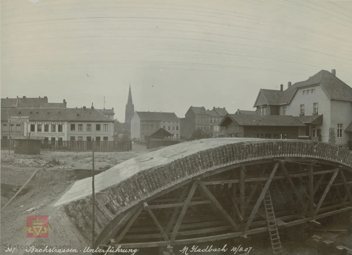 Album fra 1903-1908. Steinhvelvbru bygges for en undergang i Bachstrassen. Mönchengladbach 10.08.1907.