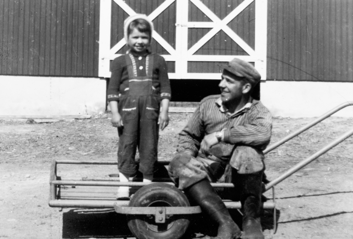 Helga Marie og Bjarne Hoelstad på østre Narmo i 1959. Bjarne forpaktet garden fra 1954.