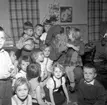 Julfest hos Rosendala barnträdgård den 21 december 1960. På bilden ser man Göran som håller i en boll, till höger om honom står Christer Ekström och längst fram Christer Kåvsjö (Carlsson).