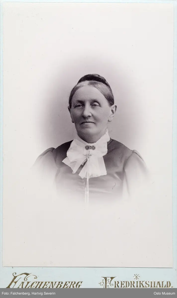 portrett, kvinne, vignettert brystbilde