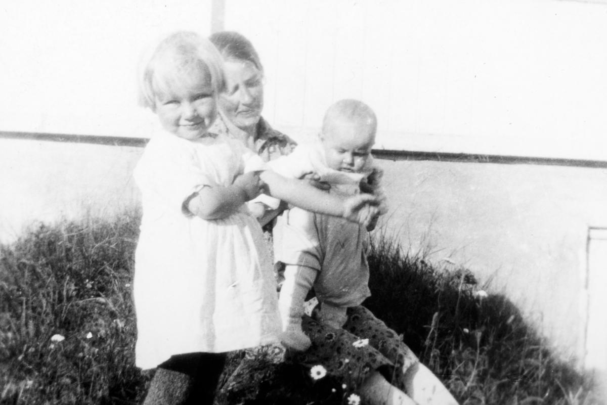 Helga Tomter og barna Marta Helene og Harald Martinius foran hovedbygningen på Søndre Tomter (Ner-Tomter) i 1932.