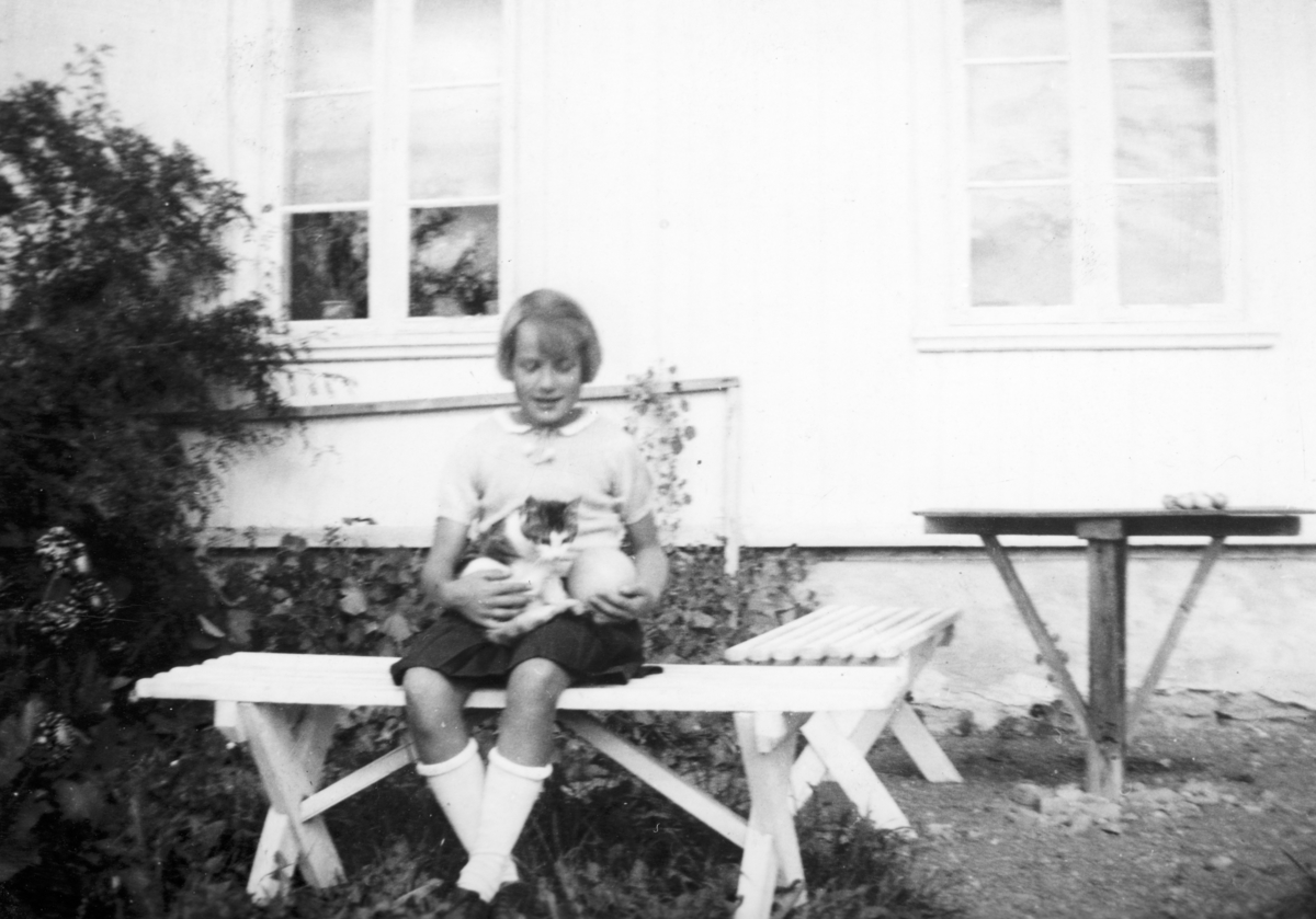 Marta H. Tomter i sydveggen på hovedbygningen på Søndre Tomter (Ner-Tomter) ca. 1940.