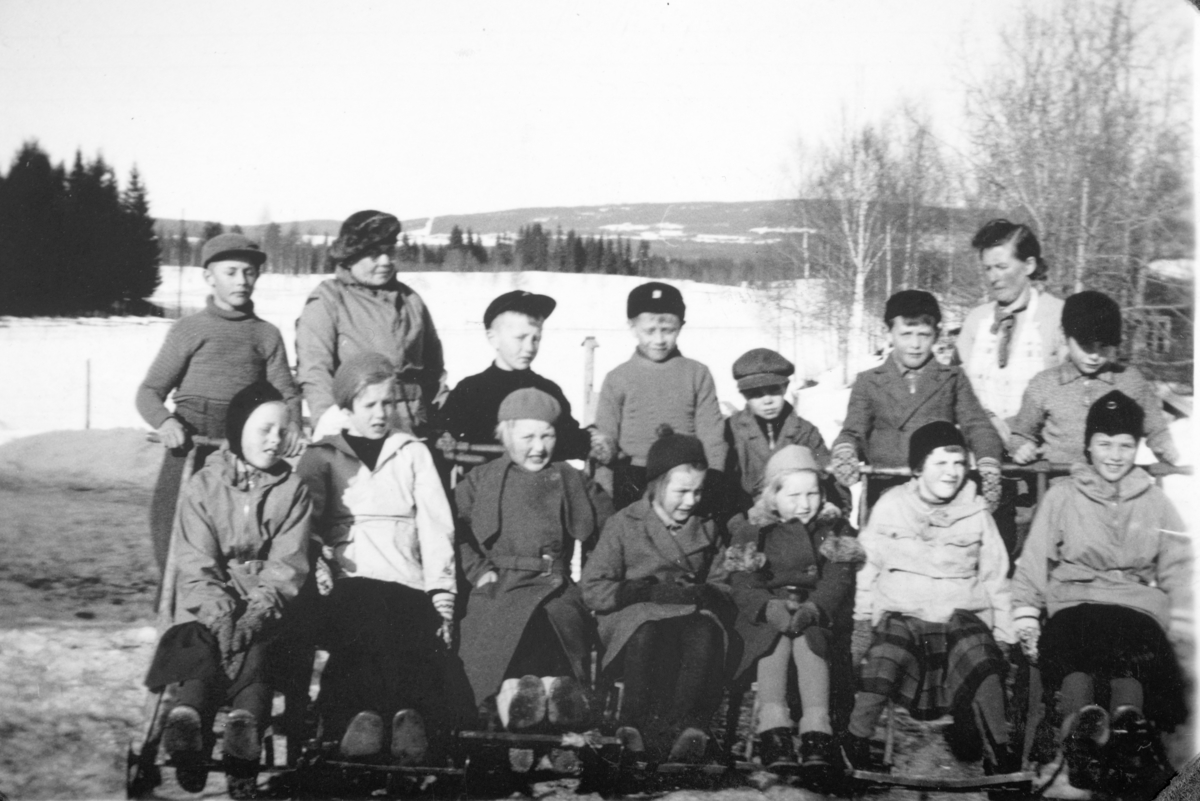 Søndre Tomter (Ner-Tomter) 1936. Første klasse på Ingebergbakken skole er på sparktur til Søndre Tomter (Ner-Tomter). Dette var årets utflukt.
1.rekke f.v: Elsa Granheim, Bergljot Gulbrandsen, Ingeborg Bjørsland, Marta Helene Tomter, Kitty Bjørgli, Aslaug Løvbak og Elbjørg Vangen.
2.rekke f.v: Arne Mørk, Anna Harildstad (lærerinne), Oddvar Haugom,Ukjent, Ole (sønn av bureiser i Inmerslundmarka),ukjent, Helga Tomter (som de var på besøk hos), ukjent..