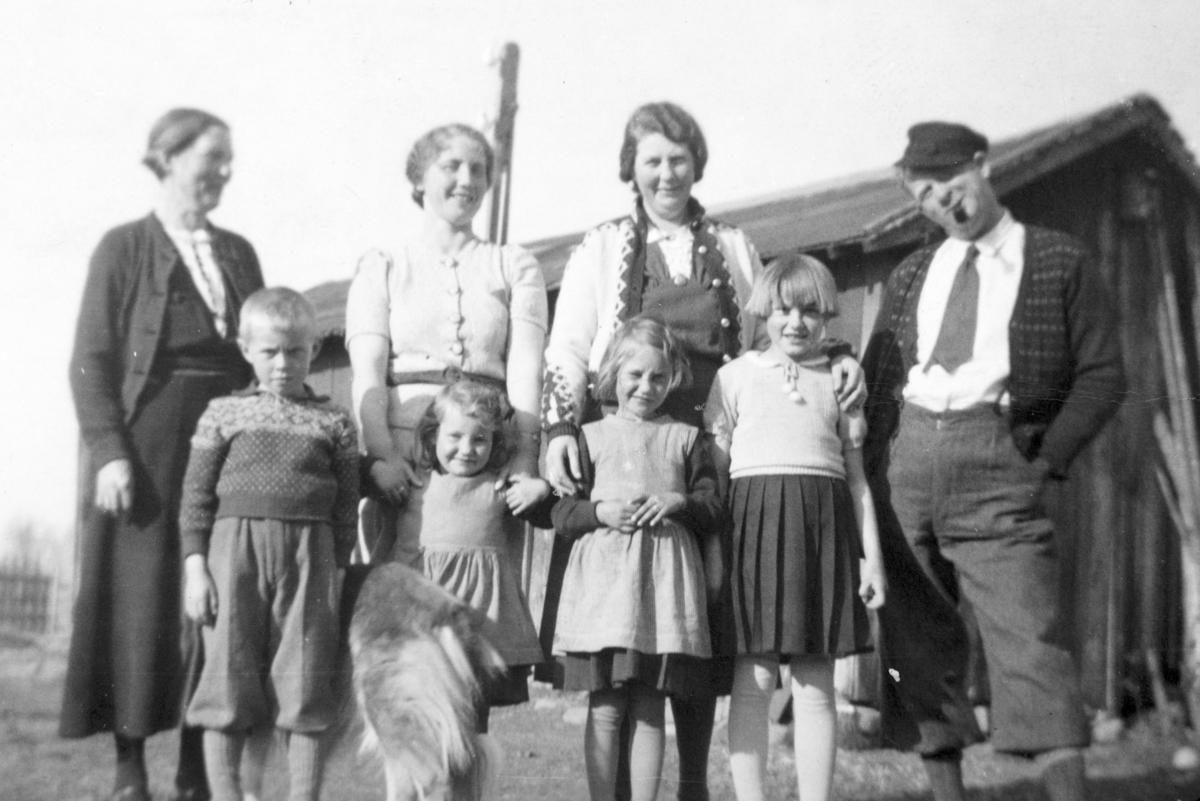Bak Helga Tomter, Astrid Solvik, Marie og Fridtjof Brohaug. Foran: Harald M. Tomter, 2 nabobarn ukjente, Marta H. Tomter. Fra Bekkelaget, Stange.