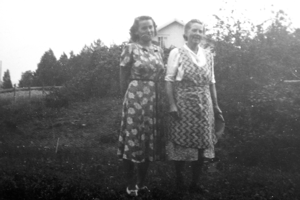 Marta H. og Helga Tomter i hagen på Søndre Tomter (Ner-Tomter) i 1940 åra.